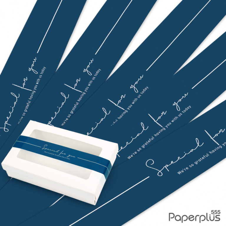 BP02-032 สายคาดกล่องขนม กว้าง  3.2 ยาว 31.3 ซม. น้ำเงินอักษรขาว(50เส้น)