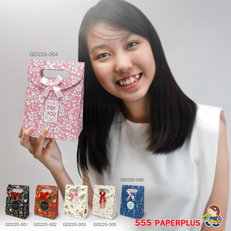 GD220-001 ถุงหูหิ้วของขวัญ 12.5 x 16.5 x 6 ซม. ดำลายดอก